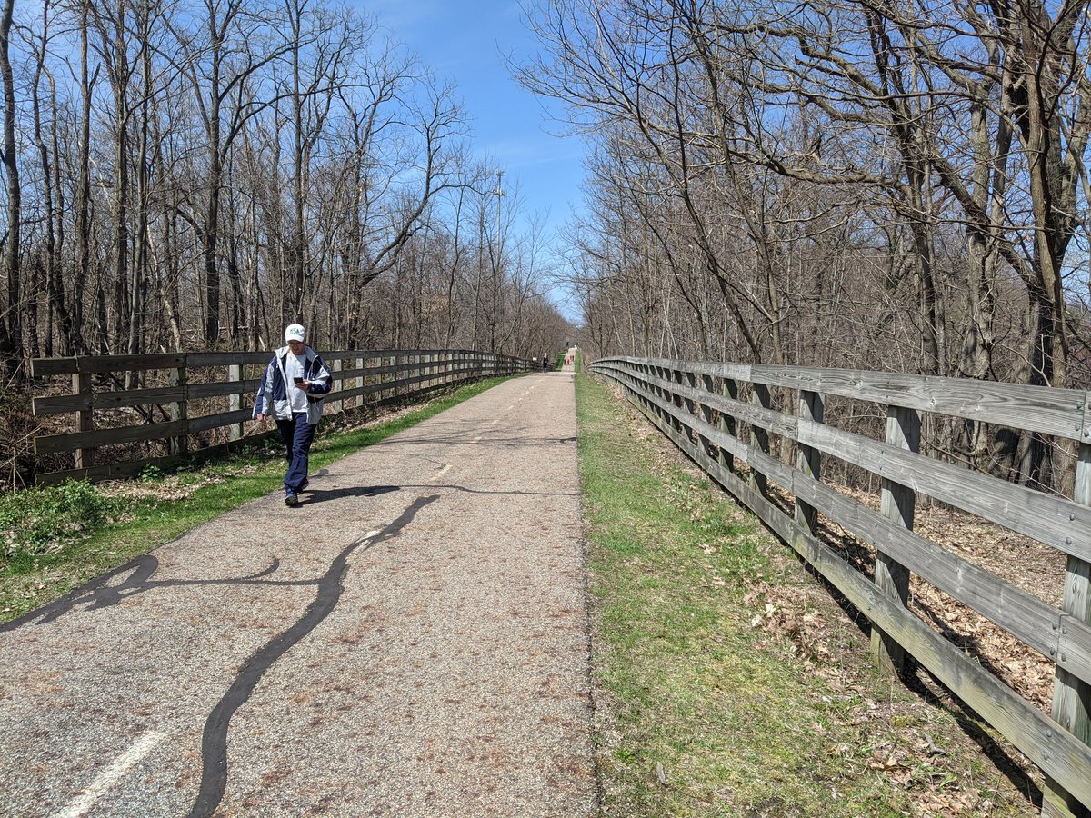 So today my daughter and I went to a new-to-us hike in a new-to-us park that included a bit of this, the  @LakeMetroparks Greenway Corridor.If you zoom in real close on this photo you'll see a woman in black pants with platinum hair. (1/x)