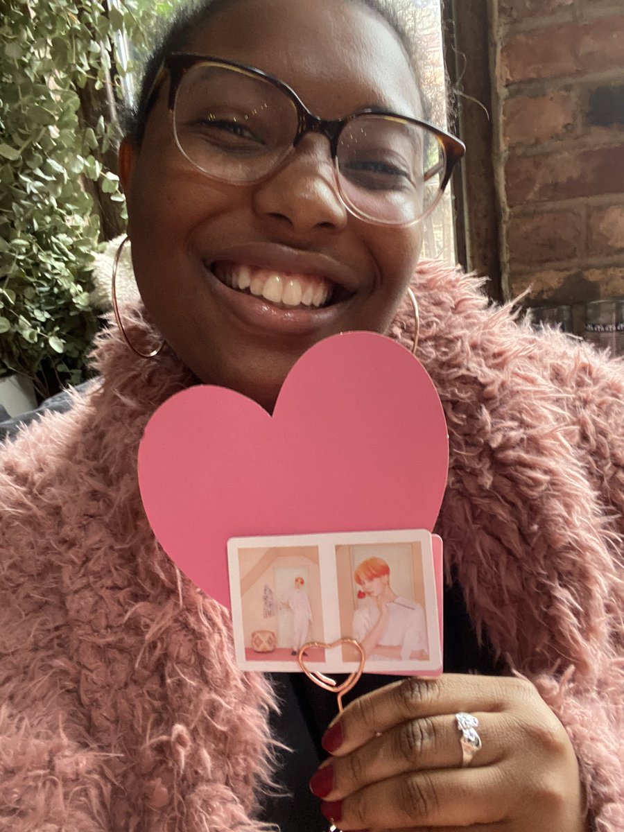 borahaetini's tweet photo. today (lol yesterday) is #oneyearwithpersona and also my armyversary ☺️💖 @sweetmintyoongi dragged my ass into standom and oh my god am i better for it. i love these boys i love army and i am so thankful for the memories and can’t wait for many many more. borahae babes 💜💜💜 https://t.co/wF9pa7yi2W