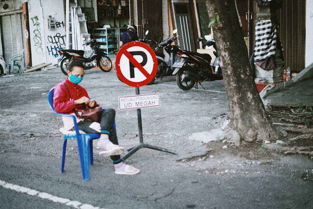 Sudah dikasi tau jangan parkir masih aja ibunya parkir disana, dasar hooman!