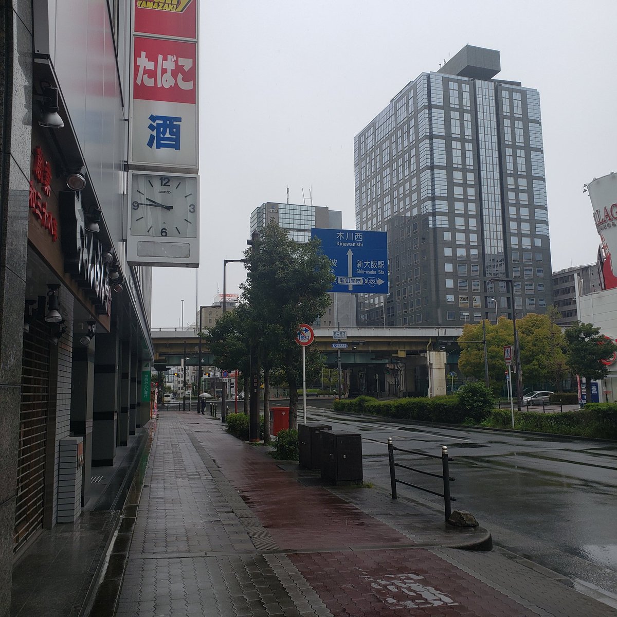 Sf8Mf3o2JFKv5uk's tweet photo. 緊急事態宣言が出された最初の日曜日大阪は雨が降り人通りもまばらです。
私の自宅近くにあるパチンコ店はこの状況下で営業を続けていす。
明日出す休業要請にはパチンコ店が入っているようです。
三密の典型パチンコ店の休業と大阪府民の出入り自粛を吉村知事は大阪府民に呼びかてください。 https://t.co/Yhj0NAhJz2