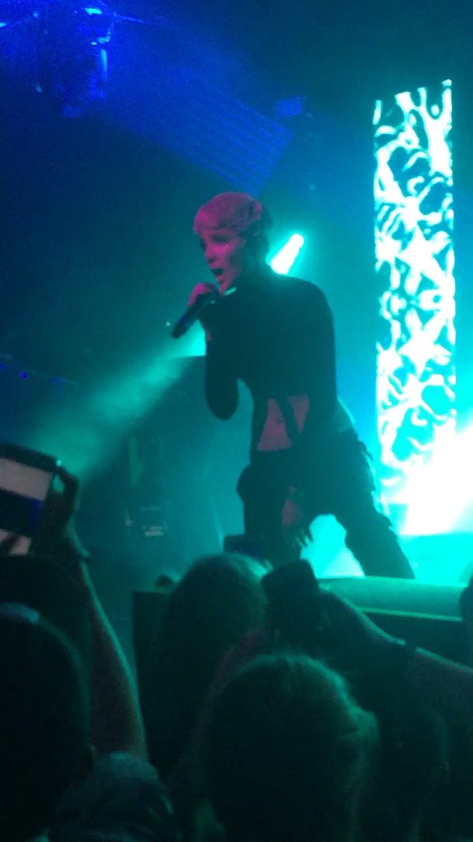 carter_aly's tweet photo. @HalseyInsiders Badlands - Portland Oregon 2015 w/ bff @sammyanthaT https://t.co/3sz19fPHx5