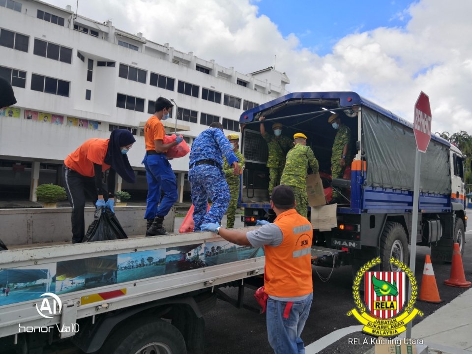 PKP : <a href="/RELAKucingUtara/">RELA Kuching Utara</a> turut terlibat dalam penugasan pengagihan makanan bersama JKM.
<a href="/KDNPUTRAJAYA/">KDN🇲🇾</a> <a href="/relamalaysia/">RELA Malaysia</a> <a href="/kamarudin_rapig/">Kamarudin Mohd Rapig</a> @kkmm_gov @JKMHQ
<a href="/RELA_Sarawak/">RELA Negeri Sarawak</a> <a href="/abgzulfikar/">𝕬𝖇𝖆𝖓𝖌 𝖅𝖚𝖑𝖋𝖎𝖐𝖆𝖗 🇲🇾🌸</a> <a href="/acu_comei/">acucomei</a>

#COVID19
#DudukRumah
#SetiaBerbakti