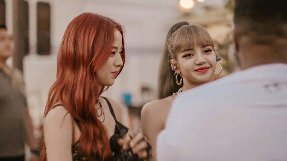 PhatchaYi's tweet photo. คู่บ่าวสาว #lisoo https://t.co/wuj2XuBzxu