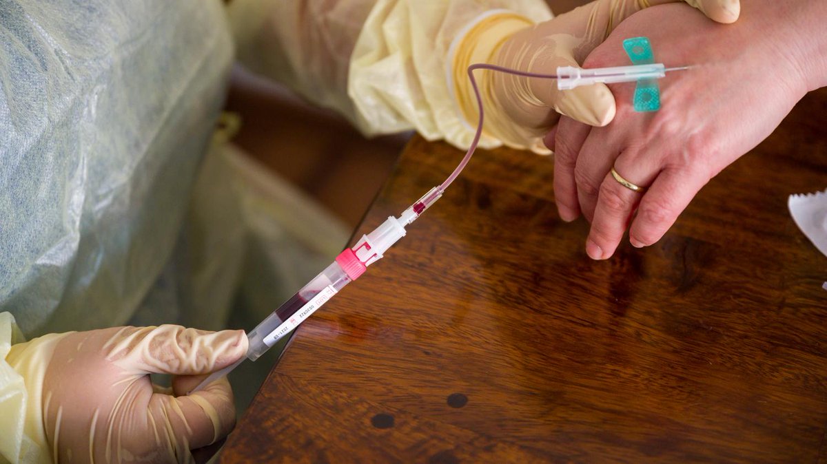 franceinfo's tweet photo. Positif au Covid-19 donc immunisé contre la maladie ? On vous explique pourquoi ce n'est pas si simple

https://t.co/EIUe1aF72j https://t.co/80u1ACYq7N