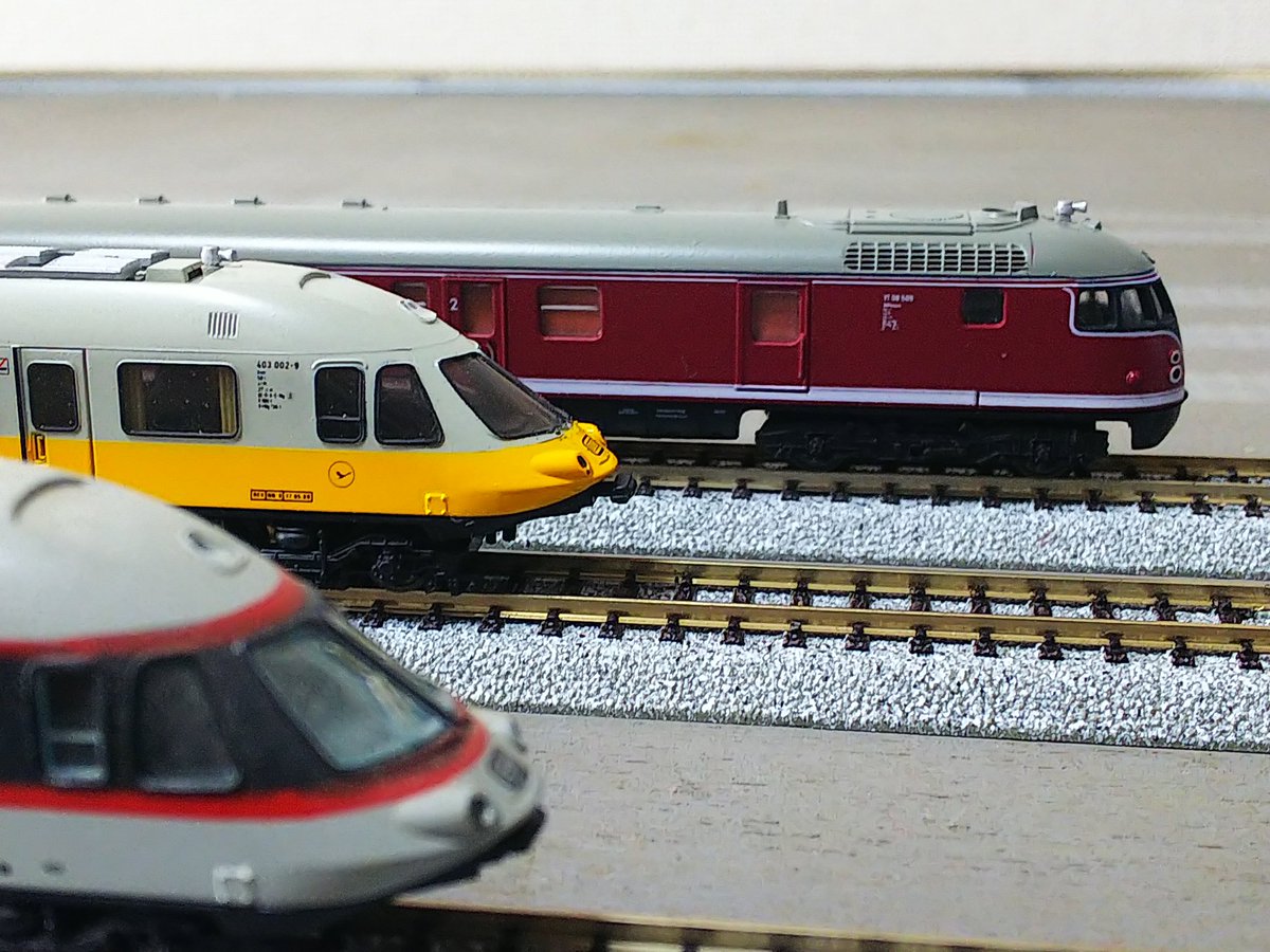 super_s_train's tweet photo. 久々にサフィールを走らせる。
なお1957年の姿
#サフィール #TEE_Saphir #VT08
Trans Europ Express Saphir
1957年6月2日の運転開始当初は
VT08.5を使用 ドルトムント~オステンド間で運行。7月15日よりVT11.5に置換、本来のTEEの姿に。 https://t.co/e8p9oRHLB1