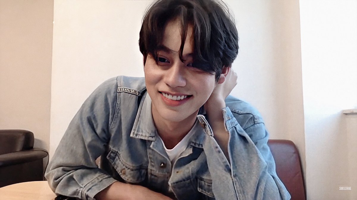 ตอนไลฟ์เนี่ยเค้าไม่ตกใจตัวเองบ้างหรอวะ ทำไมตัวหล่ออย่างพระเจ้าขนาดนี้ กูงงวะ หล่อชิบหาย ยิ้มทีนึกว่าพระอาทิตย์ ทำกูละลายไปหมดแล้ว 
#LiveAtLunchxBright