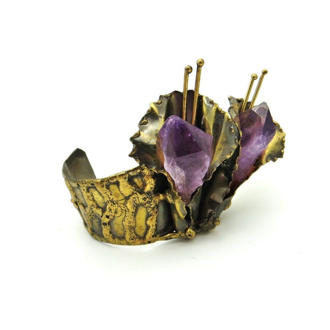 Raw Stone Vintage Cuff Bracelet, Brutalist Jewelry, Amethyst Bracelet, Lily Flower Amethyst Jewelry, February Birthday Gift tuppu.net/9304ac09 #Etsy #artdeco #Unique #Victorian #antiquejewelry #vintagejewelry #BrassBracelet