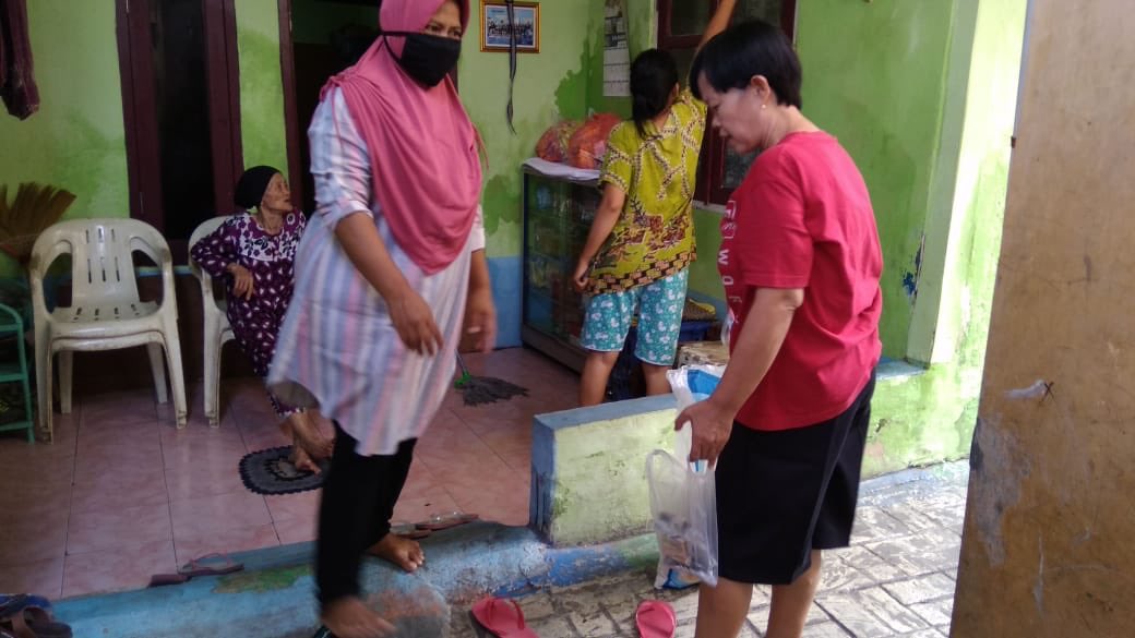 Penyemprotan Disinfectan dan pengambilan Jimpitan (Perelek) di Kampung Siaga Covid 19 Rw 02 (Kampung Sirih) Kel Babakan Kec Tangerang.<a href="/Kota_Tangerang/">KOTA TANGERANG</a> @HumasTangerang <a href="/TangerangLIVE/">Tangerang LIVE</a> <a href="/Dinkes_tgrkota/">DINKES KOTATANGERANG</a> <a href="/bpbd_tng/">BPBD Kota Tangerang</a> <a href="/dinsos_tngkota/">Dinsos KotaTangerang</a> <a href="/KecTangerang/">Kecamatan Tangerang</a> <a href="/AboutTNG/">About Tangerang</a> <a href="/tng_tv/">TangerangTV</a> <a href="/alambanten/">alambanten</a> @likebabten