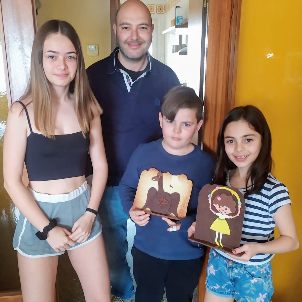 LluisAgea's tweet photo. Fer de "padrinet" m'ha permès fer una breu visita als nebodets per portar les figures de xocolata. Aquest cop sense abraçades ni petonets i aguantant la respiració per la foto. #mona2020 #Tàrrega #pasqua #figuresdexocolata #tradicions #culturapopulartargarina https://t.co/t1wOiGtOfx