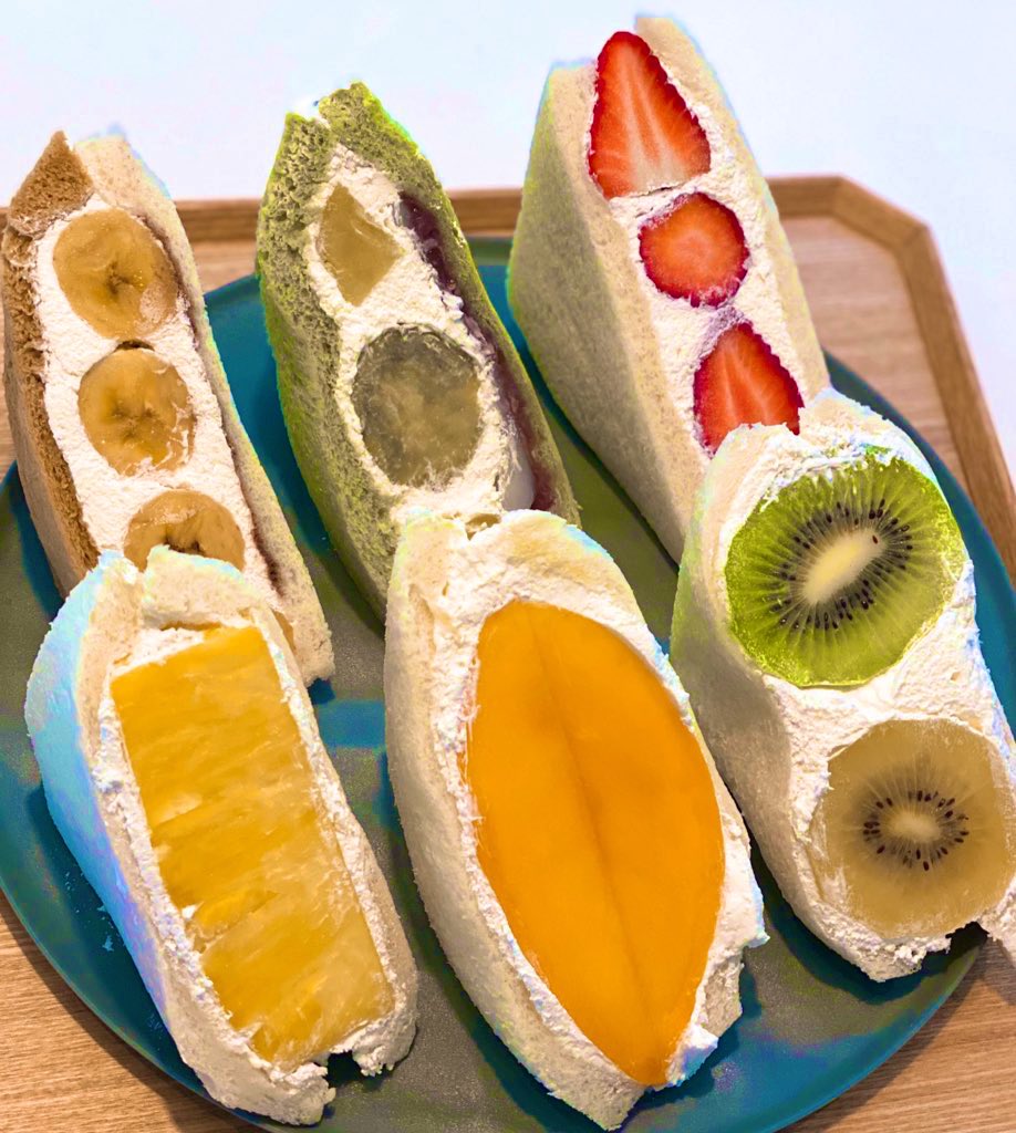 フルーツごろごろ 半切れドーン と挟まった 八百屋の作る本気のフルーツサンド の迫力がすごい 美味すぎて泣いてる Togetter