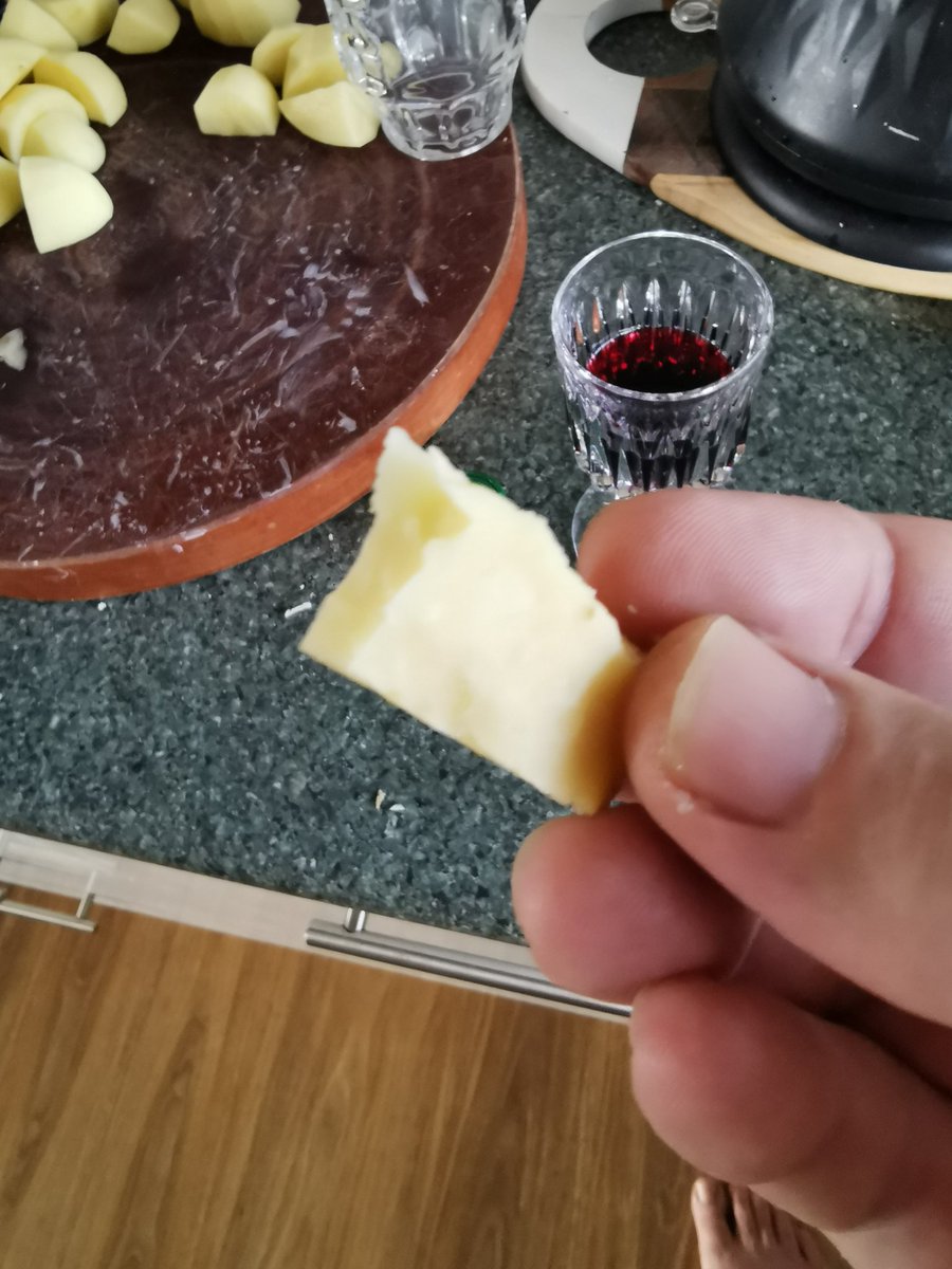 LoFlyt's tweet photo. No really, I'm cooking dinner. #glugglug #nomnom #appenzell #cheese #cabmerlot https://t.co/rxjSCK1F3s