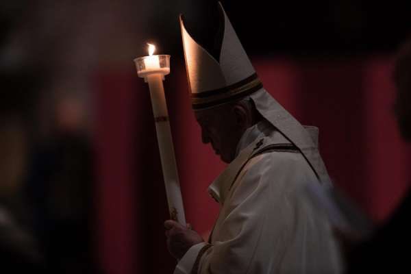 NicolaPetruzzi's tweet photo. La potenza di certe immagini per sempre resterà scolpita nei nostri cuori. #Pasqua2020 #PapaFrancesco https://t.co/CLANIW1ad7