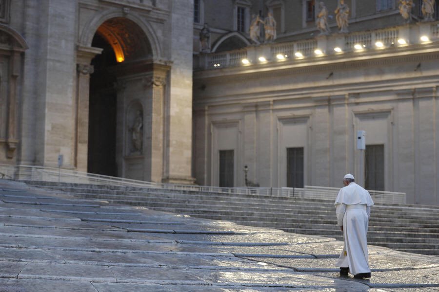 NicolaPetruzzi's tweet photo. La potenza di certe immagini per sempre resterà scolpita nei nostri cuori. #Pasqua2020 #PapaFrancesco https://t.co/CLANIW1ad7