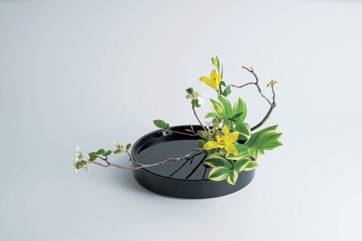 本日紹介する作品は盛花「観水型」です。 小原流では水も作品を構成