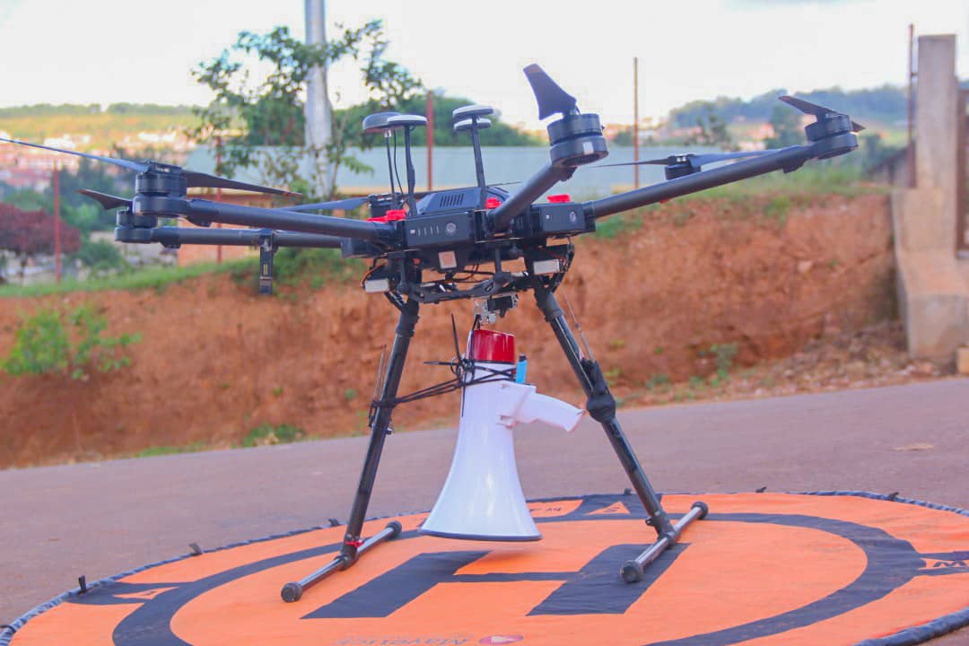 Theophilebrave's tweet photo. @Rwandapolice has added the use of drones to their methods of raising awareness about #COVID-19. 
The Rwandan residents are urged:
1. Listen carefully and obeying the message.
2. Never leave their homes for viewing the drones as long as drones passing at their neighborhoods. https://t.co/QY9NG69aPo