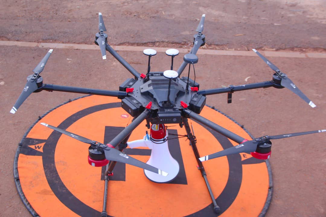 Theophilebrave's tweet photo. @Rwandapolice has added the use of drones to their methods of raising awareness about #COVID-19. 
The Rwandan residents are urged:
1. Listen carefully and obeying the message.
2. Never leave their homes for viewing the drones as long as drones passing at their neighborhoods. https://t.co/QY9NG69aPo