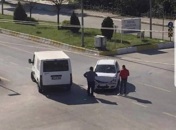 aydinozcelik's tweet photo. Burası Söke/Aydın sokağa cikma yasağı var ve iki fırıncı kavşakta yollarda kimse yokken kaza yaptılar... https://t.co/fvU4Zf5IZl