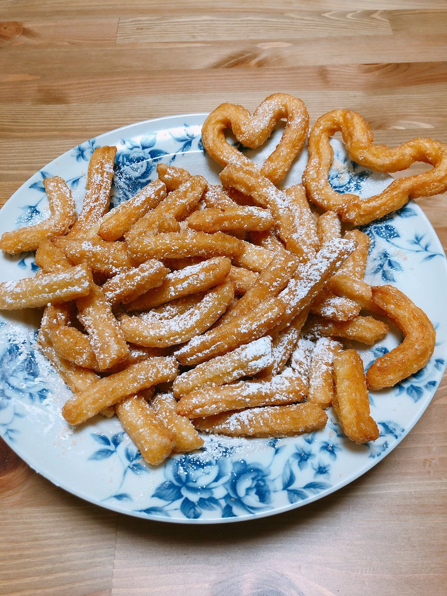 池田 絢亮 かちょー リアルピース En Twitter ディズニーのチュロスのレシピが公開されてるのでせっかくだから作ってみた 口金が小さいのしかなかったからかりんとう感満載 右上はミッキーです 誰がなんと言おうとミッキーです 美味しいけど僕ディズニーの
