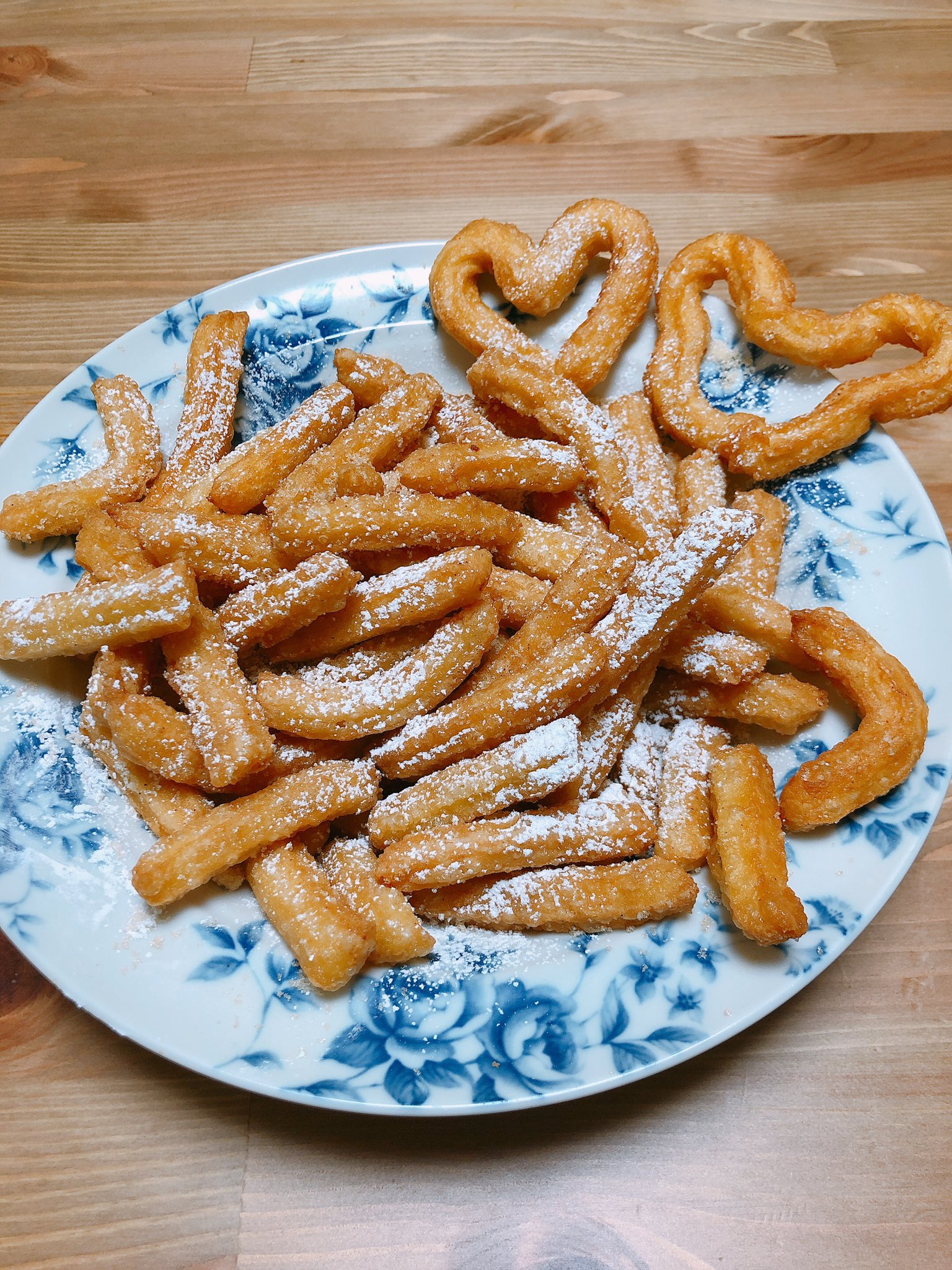池田 絢亮 かちょー リアルピース En Twitter ディズニーのチュロスのレシピが公開されてるのでせっかくだから作ってみた 口金が小さいのしかなかったからかりんとう感満載 右上はミッキーです 誰がなんと言おうとミッキーです 美味しいけど僕ディズニーの