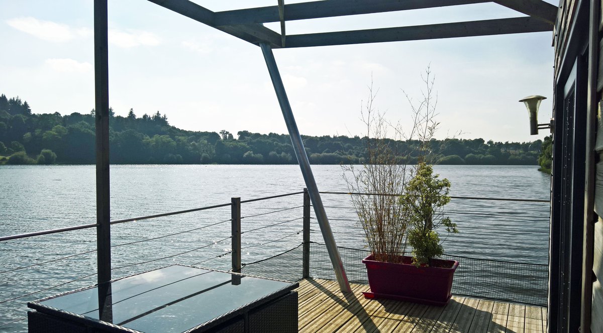 AquashellFR's tweet photo. Sur l'eau, au calme et en toute tranquillité, profitez d'une vue unique sur l'environnement. 

#confinement #CONFINEMENTJOUR27 #habitatflottant #maisonflottante #houseboat #lodgeboat https://t.co/h9uZ08uneJ