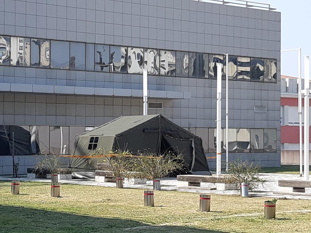 Jedan od mnogih postavljenih u posljednjih 40etak dana..ovaj ispred splitskog rodilista..za osoblje i kontrole, za vecu sigurnost nasih trudnica..a vi..OSTANITE DOMA..