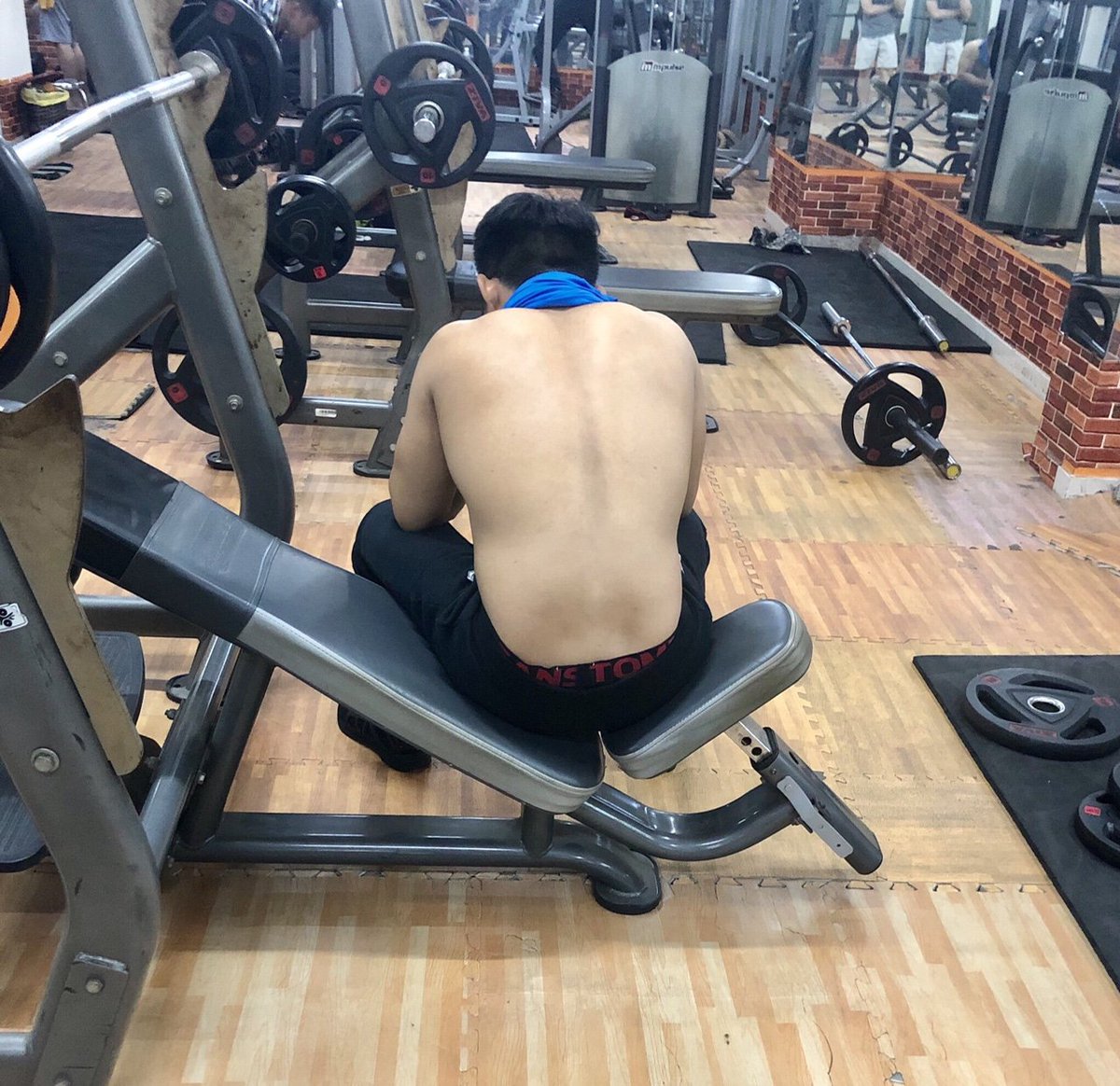pha79396674's tweet photo. Đi gym mà thế này mãi thì làm sao tập trời....  😥😥😥 https://t.co/LYbq7TZOai