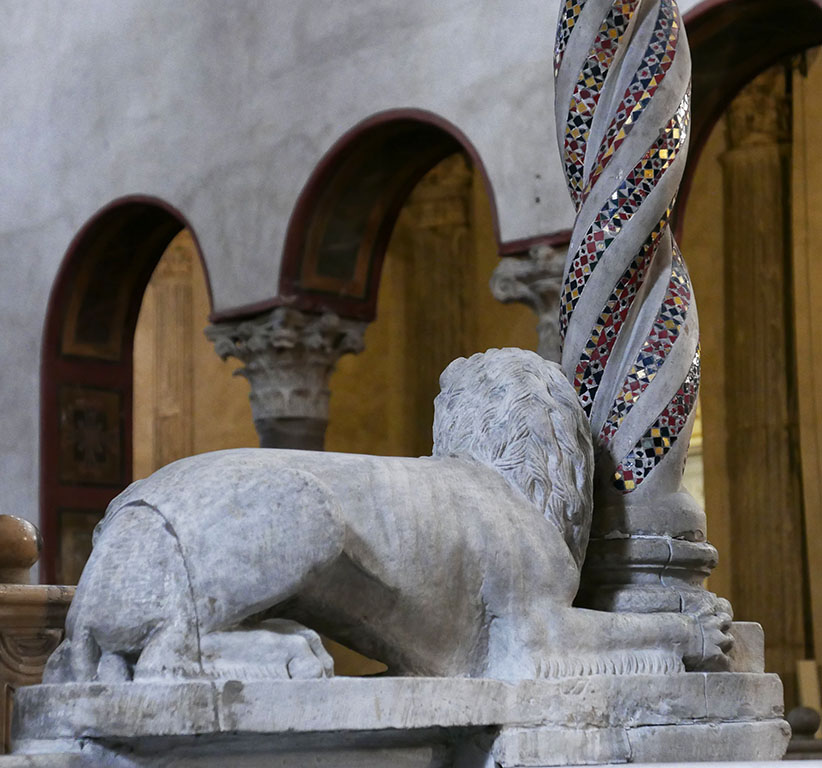 4/: Many of these were decorated with  #mosaic inlay often by the Cosmati, a Roman family of  #marble workers. Some stood on lions with a Corinthian capital serving as a base for the candle. These are at S Maria in Cosmedin, SS Cosma e Damiano, and S Lorenzo  #MedievalArt  #sculpture