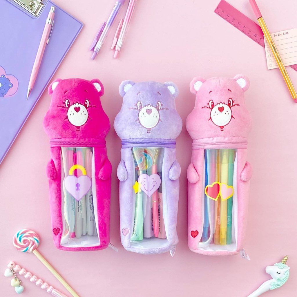 Plaza 公式 ぬいぐるみのようにふわふわな ケアベアのペンケースが登場 自立するので デスクに立てて置くこともできます Carebears ケアベア T Co Babnnwhhse Plaza 公式 ぬいぐるみのようにふわふわな ケアベアのペンケースが登場 自立するので デスクに立てて置くこともできます Carebears ケアベア T Co Babnnwhhse