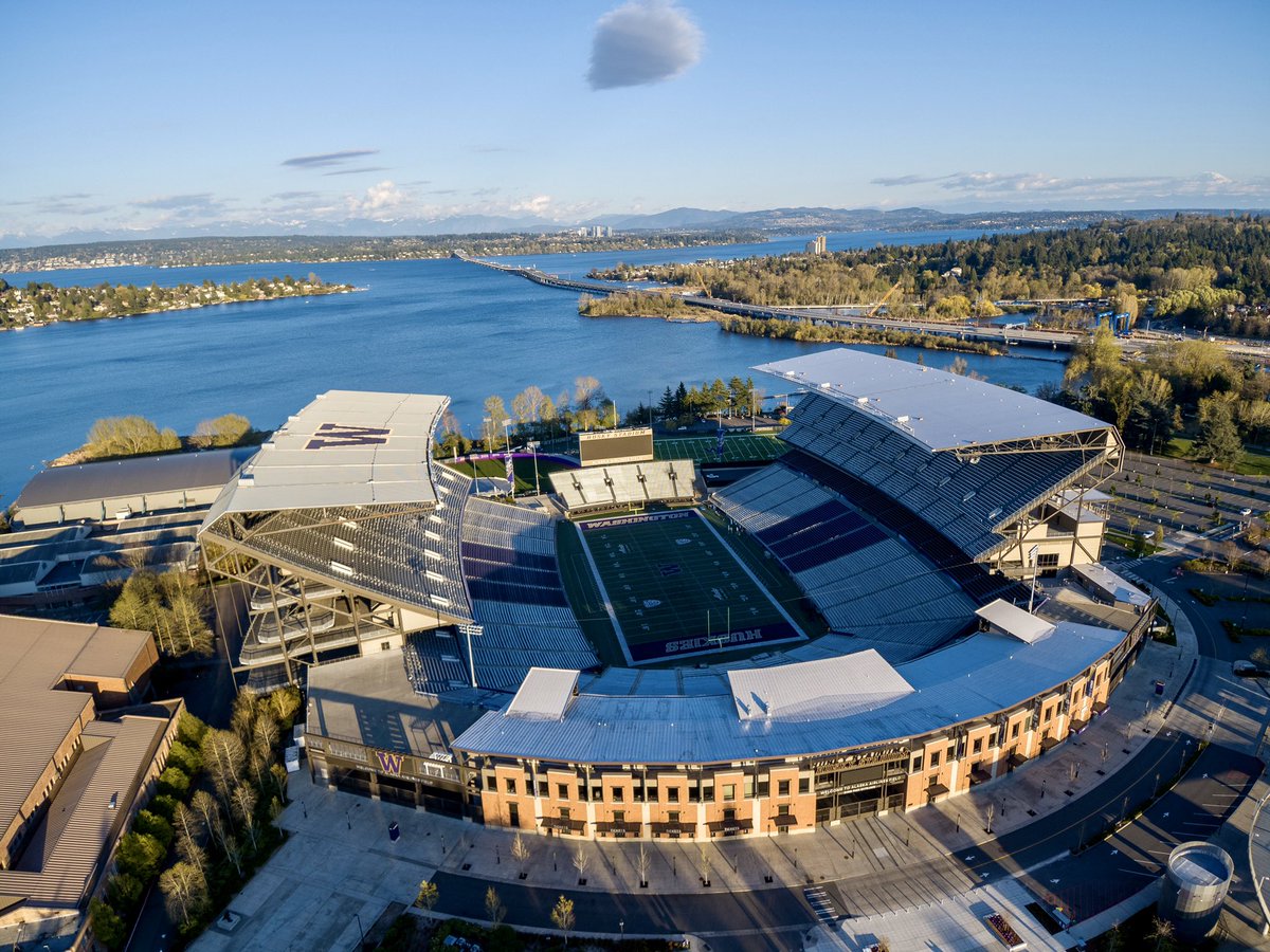 cortright_jason's tweet photo. Can’t wait to sit in traffic...wait in lines and cheer on my Dawg’s!!💜 #BowDown #UW #Dawgs #autelrobotics #evodrone #montlake #Huskies @UW_Football @UW_Baseball @AutelRobotics https://t.co/JiZcCtwZOV