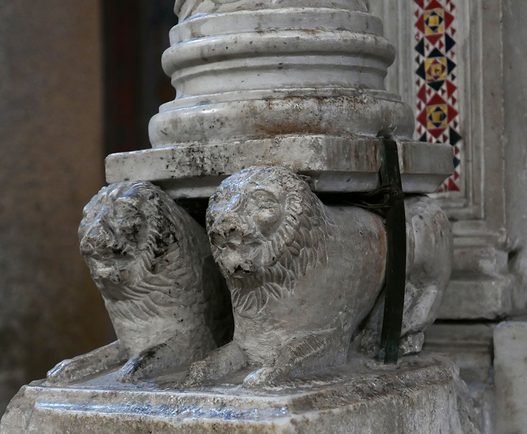 4/: Many of these were decorated with  #mosaic inlay often by the Cosmati, a Roman family of  #marble workers. Some stood on lions with a Corinthian capital serving as a base for the candle. These are at S Maria in Cosmedin, SS Cosma e Damiano, and S Lorenzo  #MedievalArt  #sculpture