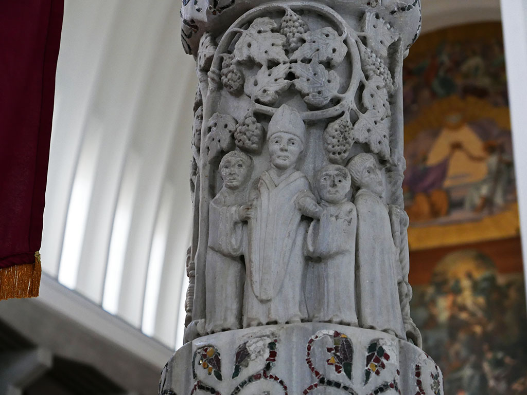 7/ Some candlesticks, like the one in Capua Cathedral, had carved images related to the  #Easter    #liturgy including the lighting of the candle or the events surrounding Jesus' resurrection.  #iconography  #sculpture  #ChristianArt