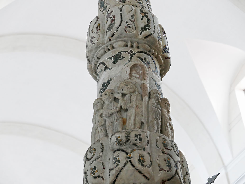 7/ Some candlesticks, like the one in Capua Cathedral, had carved images related to the  #Easter    #liturgy including the lighting of the candle or the events surrounding Jesus' resurrection.  #iconography  #sculpture  #ChristianArt