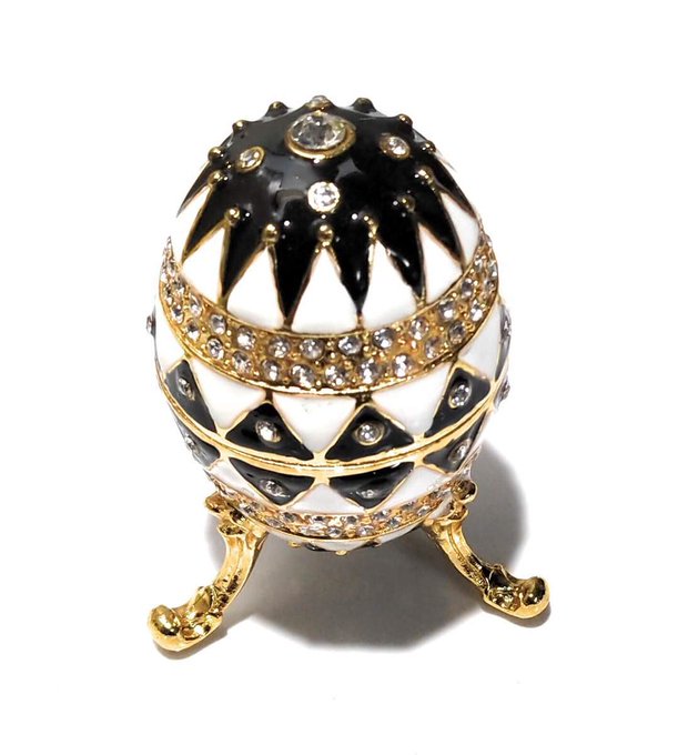 金細工師ファベルジェの製作した宝石で装飾した金製の卵型の飾り物のtwitterイラスト検索結果