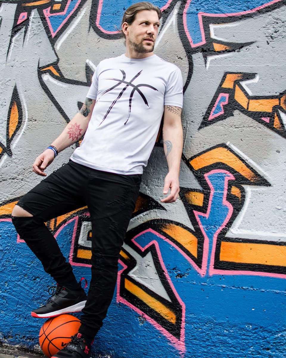 Gardez le morale même si on ne voit pas encore le bout ! Mais restons positifs tous ensemble.
Et pensez à préparer votre fin de confinement avec style sur beasebasket.com 
Mannequin : <a href="/JeremieClamme/">Clamme</a>
#bease #sneakers #bball #basketball #basket #sneaketsaddict #bballshoes