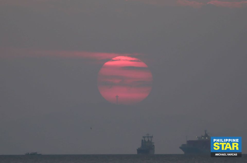 PhilippineStar's tweet photo. How's your Easter Sunday?

IN PHOTOS: The Mount Samat Cross was silhouetted against the setting sun as seen from Manila Bay on Saturday. https://t.co/VITmWz3ZR0