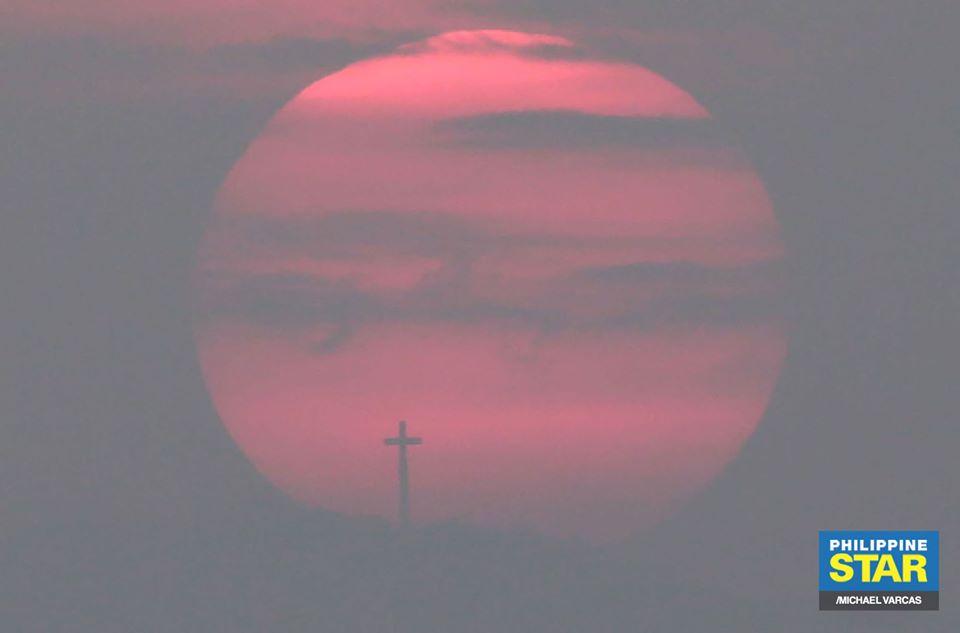 PhilippineStar's tweet photo. How's your Easter Sunday?

IN PHOTOS: The Mount Samat Cross was silhouetted against the setting sun as seen from Manila Bay on Saturday. https://t.co/VITmWz3ZR0