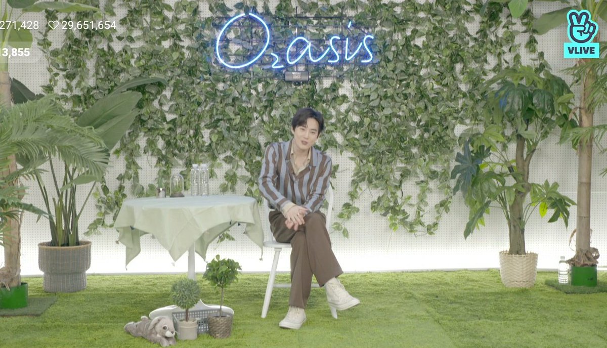 kiffamnl's tweet photo. GUYS OUR LEADERNIM IS HERE. HE IS HERE. LET'S GIVE HIM OUR LOVE. #LetsLove1stWin #LetsLove2ndWin #Lets_Love_with_SUHO #SUHO_SelfPortrait #suho_o2 @weareoneEXO #weareoneEXO https://t.co/vjUYnqxYXj