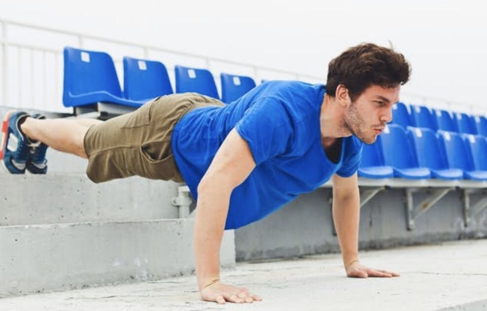 【コロナ対策自宅トレーニング】
⚠️胸トレ編⚠️

①プッシュアップ
10回✖️3セット

②ナロープッシュアップ
10✖️3

③ワイドプッシュアップ
10✖️3

④ディクラインプッシュアップ
10✖️3

《コツ》
①体をゆっくり下げて、
　あげる時はすぐに上げる

②腕ではなく、胸で押すイメージ。