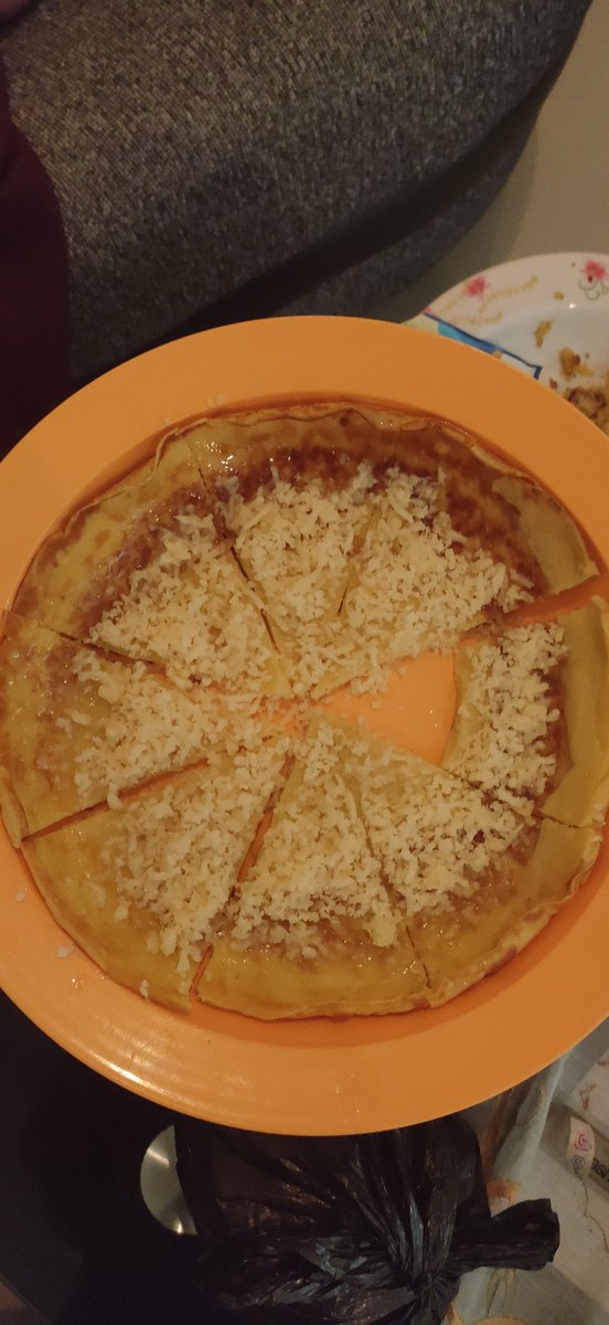 Maulida63589846's tweet photo. Pengennya buat pie susu teplon.. ikutin tutorial d Instagram.. gagal 2 kali... Sisa telur yg udh d campur susu.. kan sayang kalo d buang..  jadinya aku tambahin tepung deh... Looknya kek martabak dikit2.. Alhamdulillah https://t.co/G0Y8QS8j4J