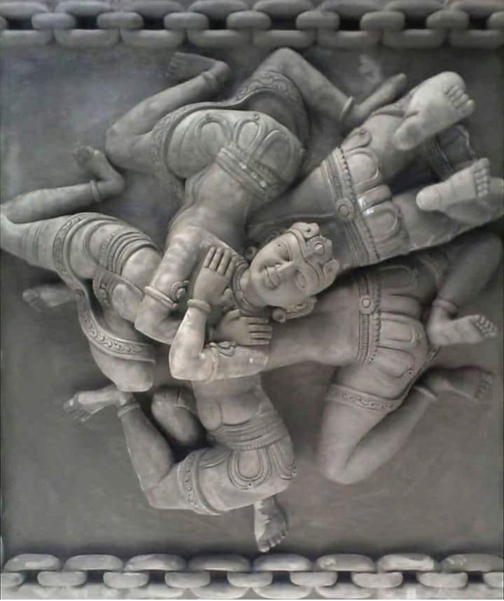 Friends look at this, exotically carved sculpture... !! There is only one face of Shri Krishna but five bodies in different positions. When we look at each body, we feel, as if it is the face of that body only.  @LostTemple7  @Sanjay_Dixit  @vivekagnihotri  @davidfrawleyved