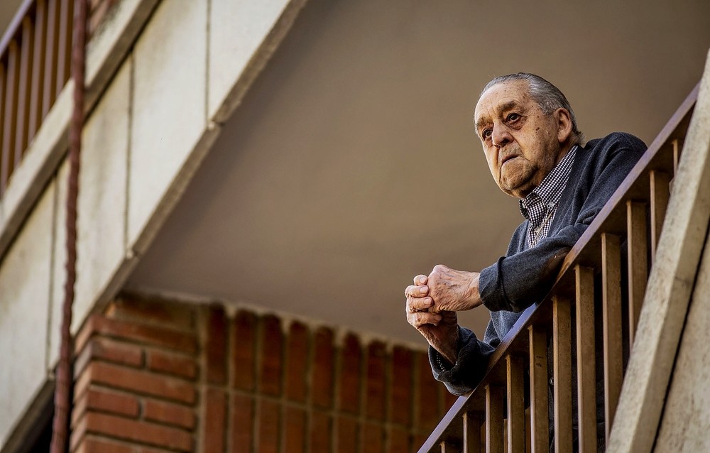 Avivir's tweet photo. 🧓LAS EDADES DE MILLÁS | José de la Rúa tiene 92 años y es de Ciudad Real. Vive solo desde hace 11 años cuando falleció su mujer. Cada mañana sale al balcón y le manda un beso al cielo para recordarla. Ahora, le parece vivir dentro de una película

📷 Pablo Lorente @LaTribunaCR https://t.co/U1J2y2sTE7