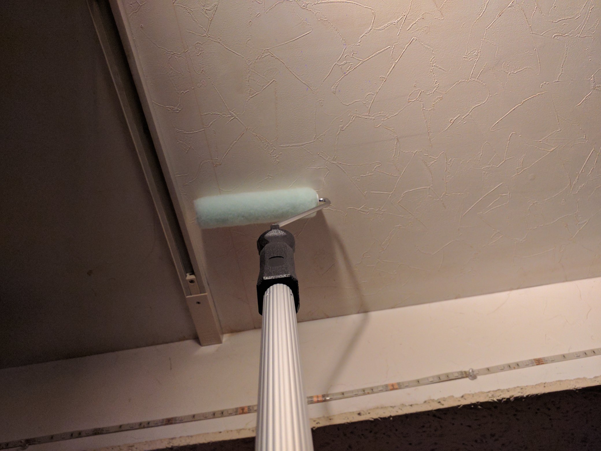 エージ 塗装の前に壁紙を清掃するよ まず塗装用ローラーにセスキ炭酸ソーダの水溶液を染み込ませて天井のクロスに塗る ヤニが浮いて来たら 同じ水溶液で絞った雑巾を雑巾対応フローリングワイパーで拭う 一発でピカピカ すげー T Co