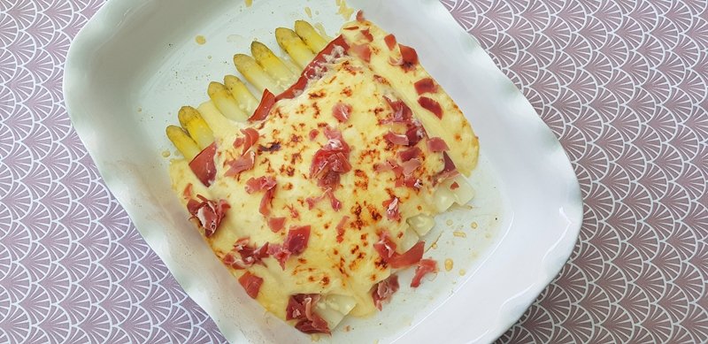 Asperges met kaassaus en serranoham lekkerhappen.wordpress.com/2020/04/12/asp…