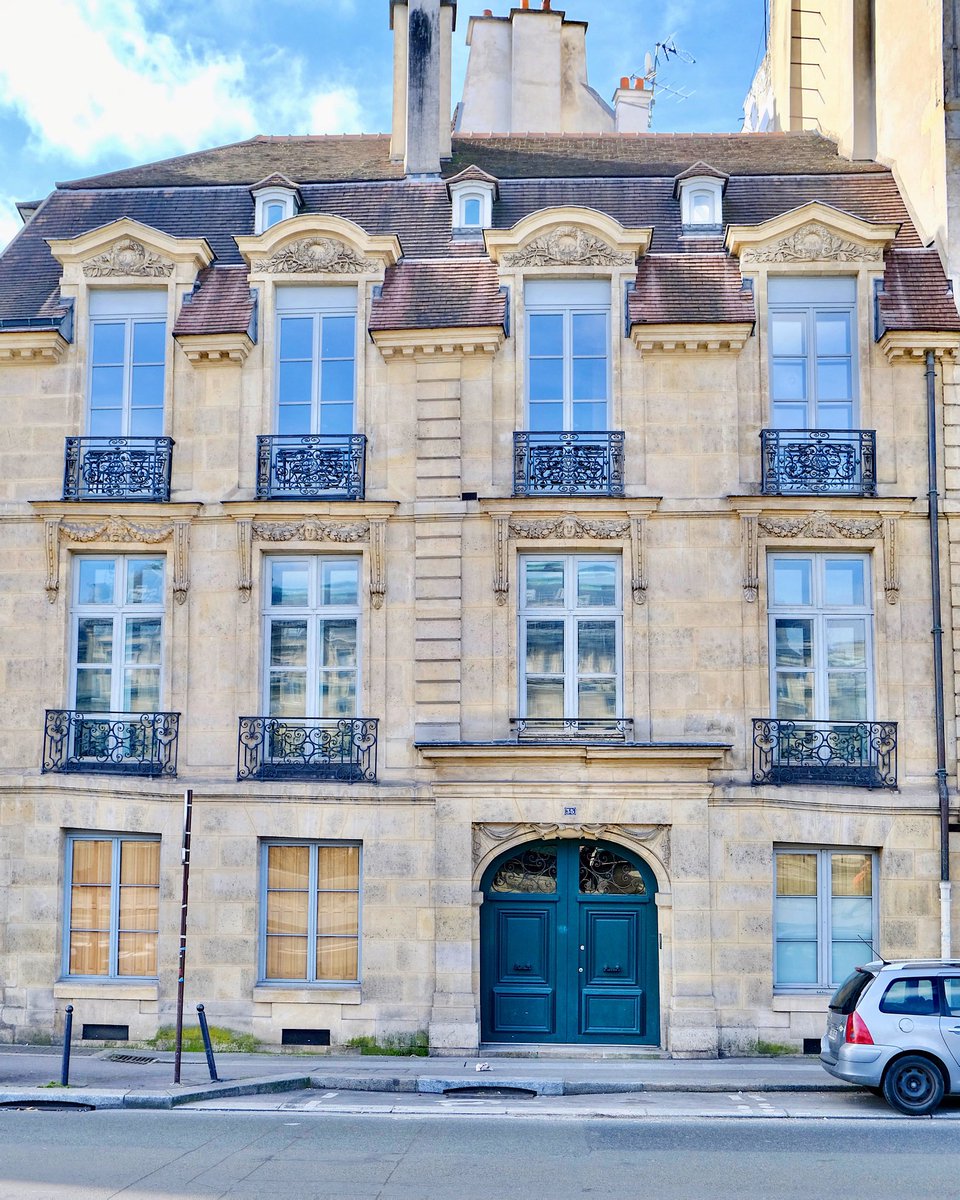 It’s quirky and it’s uneven, but I love this building on Quai des Grands-Augustins 🤍 #Paris #ParisArchitecture #ParisApartment #QuaisdeParis