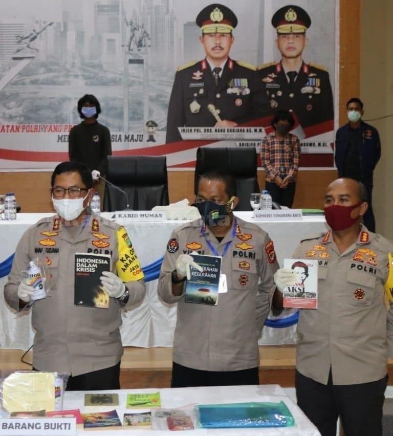 fahrisalam's tweet photo. Telegram polisi: CARI BUKU YANG COVERNYA MOLOTOV, POKOKNYA YANG ADA GAMBARNYA API, KALAU BISA, ADA BOTOLNYA. 

Saat konpers, kumpulan cerita Eka Kurniawan dijadikan barbuk: Corat-Coret di Toilet. 

(Inilah hasil kami mencegah rencana anarko melakukan penjarahan, kata polisi)

😂 https://t.co/HyRwEv8iZg