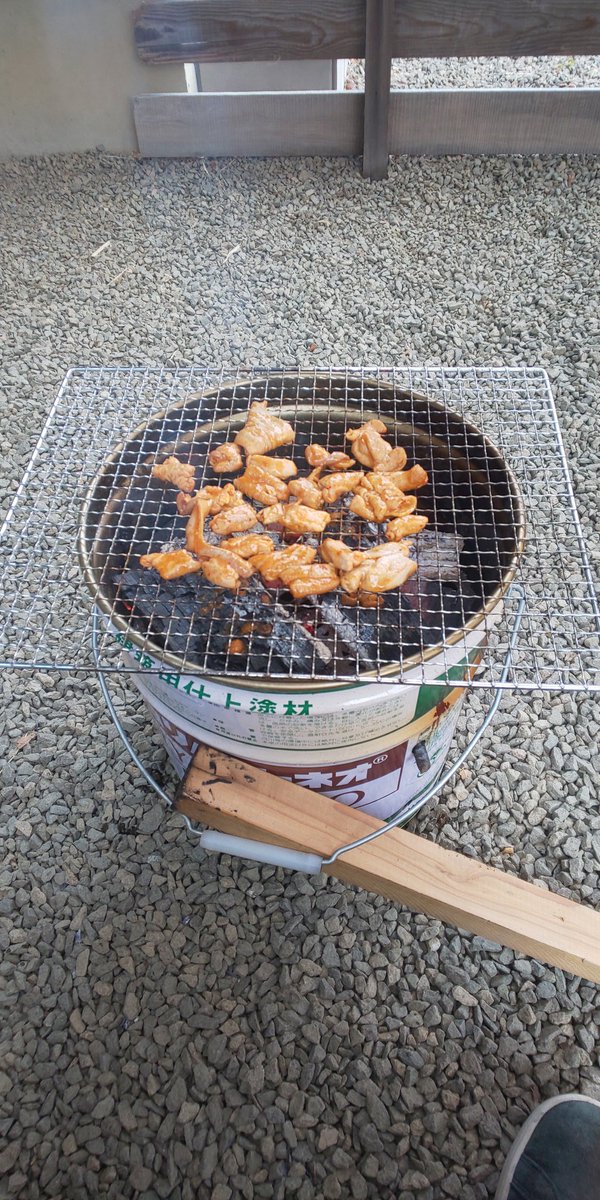 Kota 自宅の庭で一人焼肉