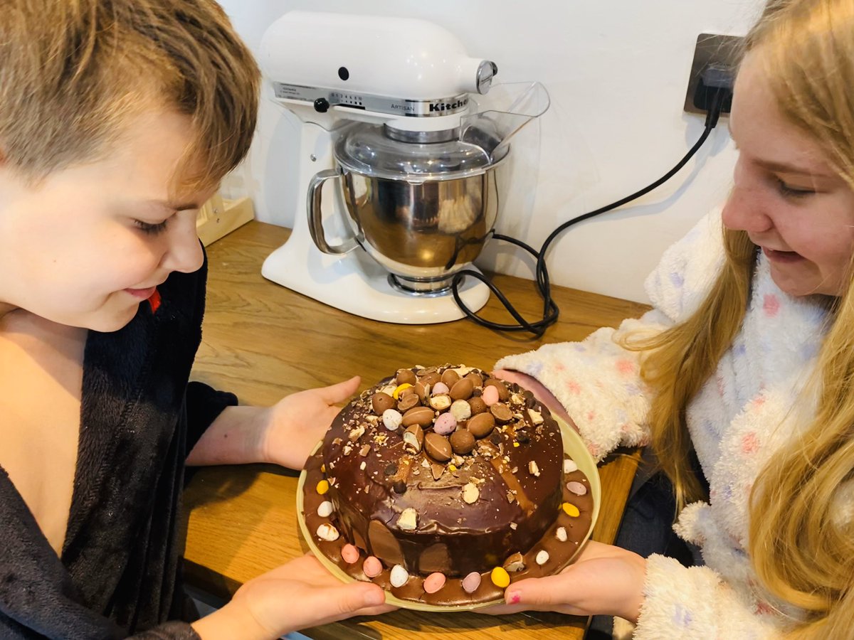 Happy Easter 🐣 friends! The pounds are just going to drop off when we eat this 😂