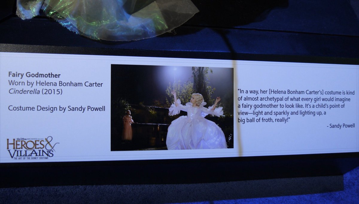 実写シンデレラ フェアリーゴッドマザーの衣装② かぼちゃの馬車もあっ