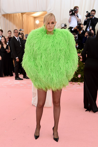 3. Amber Valletta wore this very bright green and daring  @YSL feathered jacket for the 2019 Met Gala. The feathers resemble the branching filaments of Trichophyton rubrum (fungus) on this artificially colored SEM image.