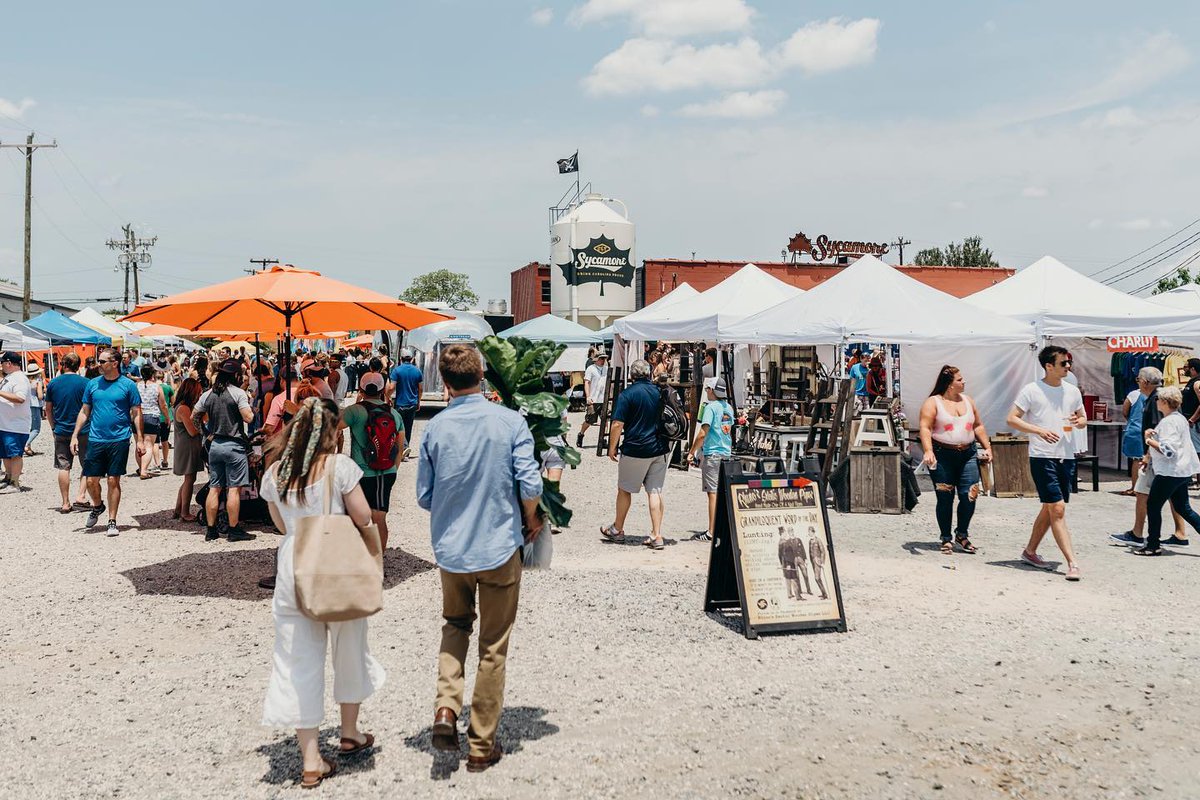 SouthEndCLT's tweet photo. Can’t wait for the return of @frontporchsundays! Want to support these local businesses now? Try an @Estherandelsa Market in a Box! Link below.
.
.
.
#southend #southendclt #southendevents #charlottesgotalot #marketinabox #shopsmallclt #supportlocal 📷: @frontporchsundays https://t.co/NZP5XePrGk